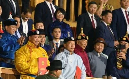 Double standard: Наадмын хоймроос улстөрчдийг холдуулъя!