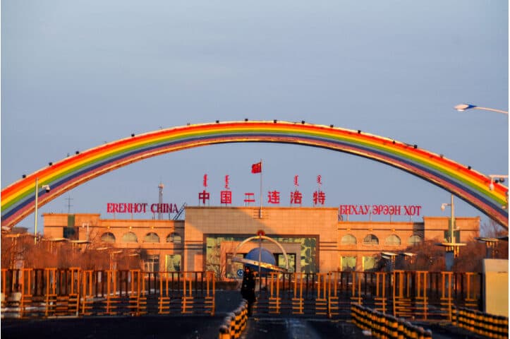 Монгол компаниудыг Хятадын "саарал бүс"-ээс шахаж байна