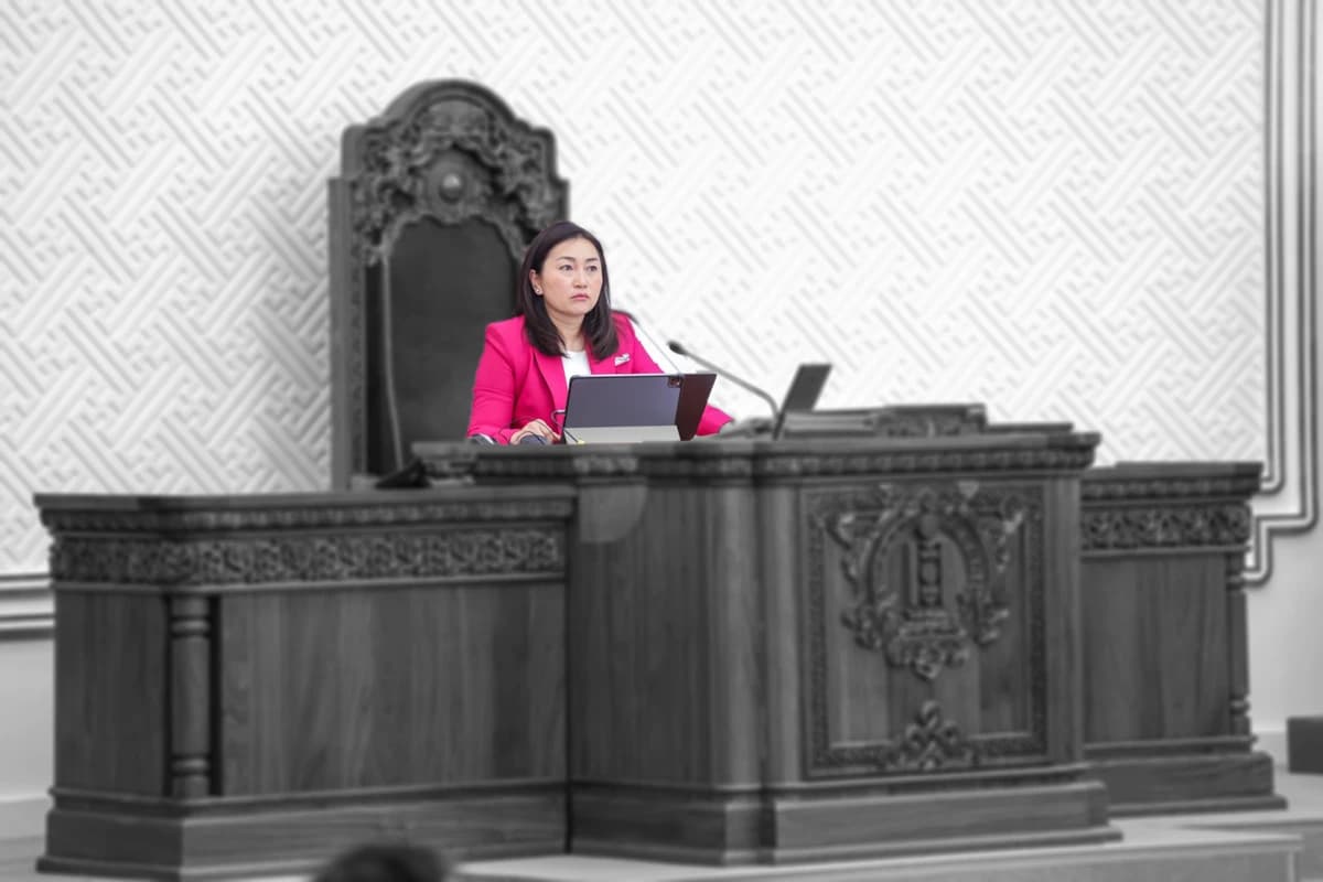 Гадныхан шоронд суудаг бол монголчууд ордонд үлддэг!