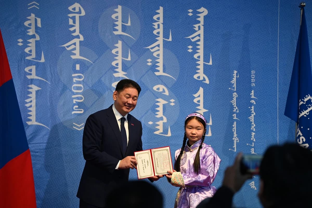 蒙古国总统为“2025传统蒙古文国际书法大赛”获奖者颁奖