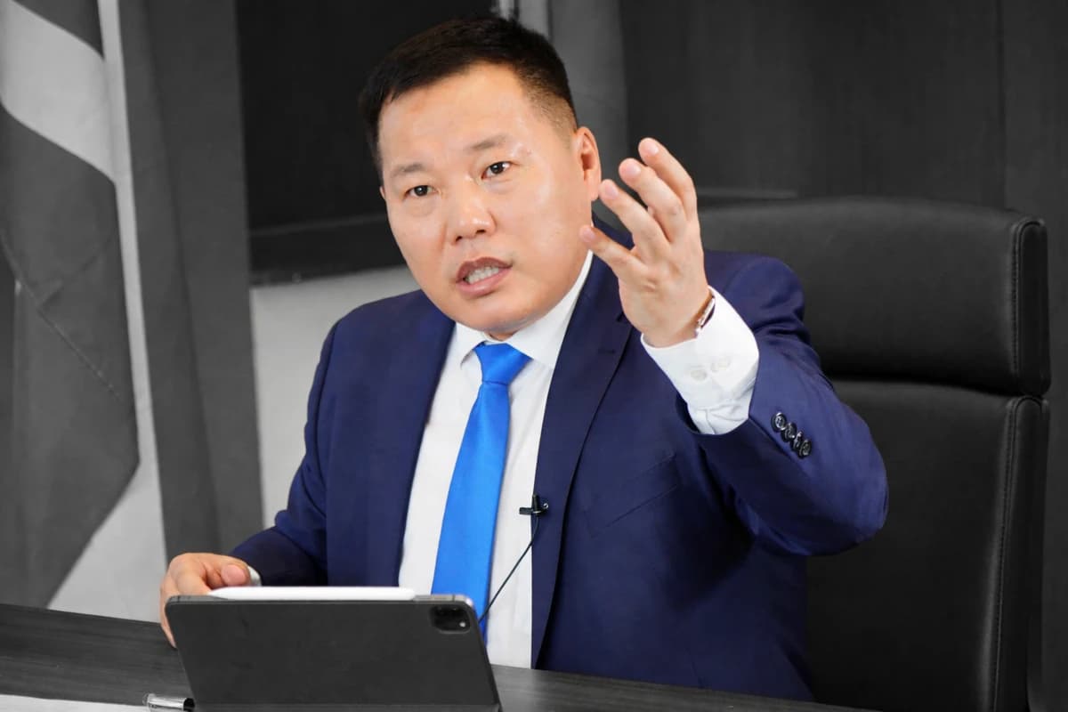 Асуулт: Ардчилсан нам ардчиллаа хамгаалах уу, авлигачдад үйлчлэх үү?!