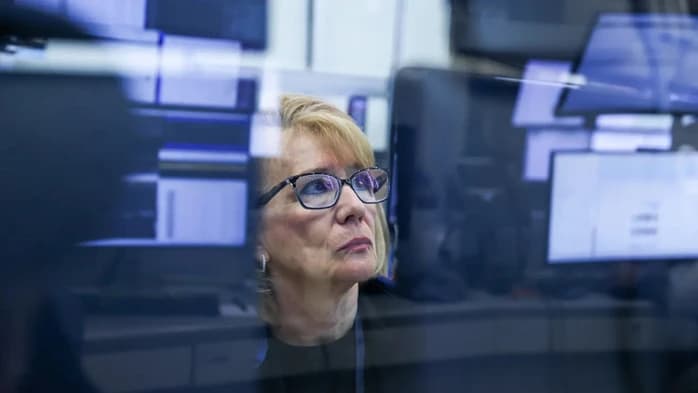 Европын зах зээл хайчин галын дунд байна