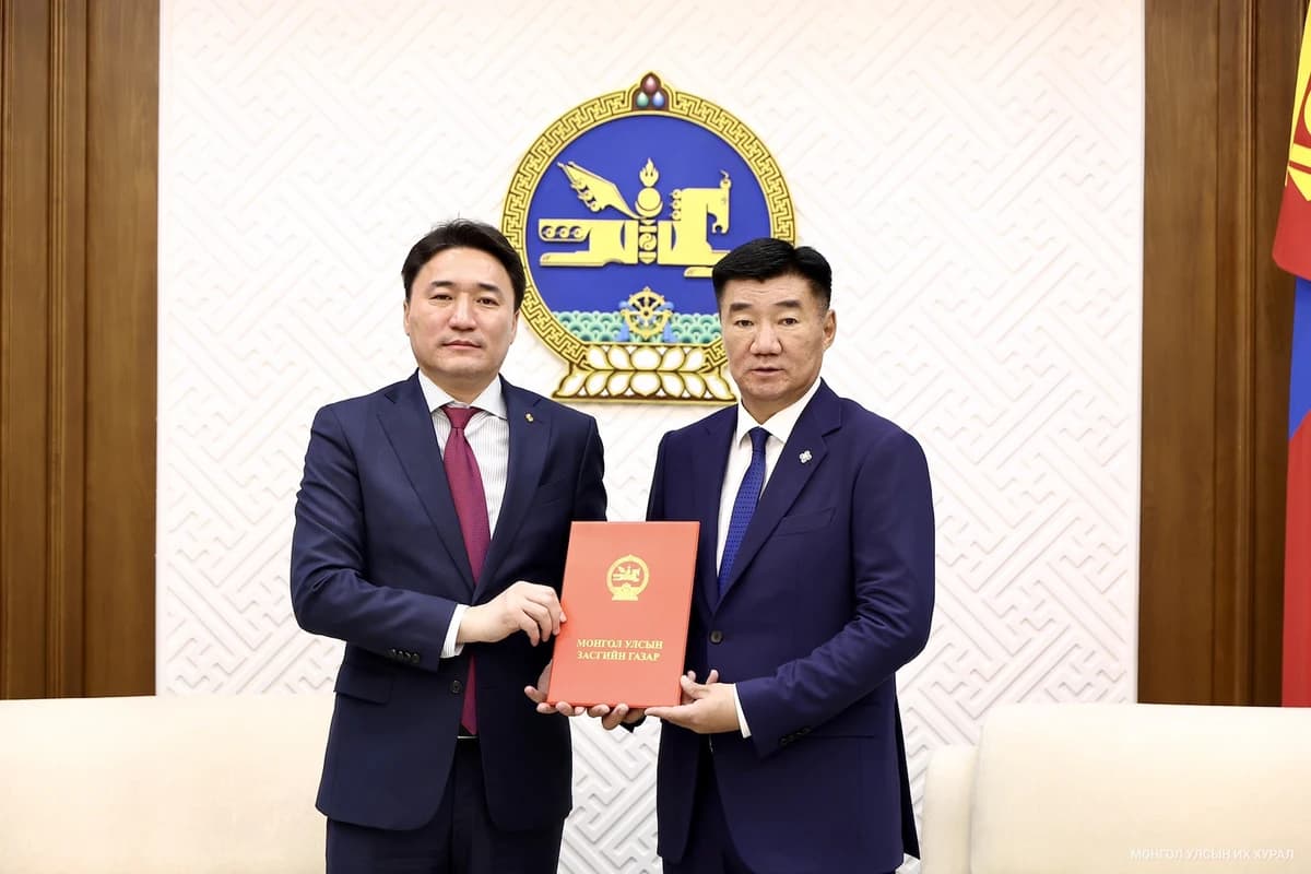 工业与矿产资源部部长G·达木丁尼玛向大呼拉尔议长S·宾巴朝格图提交了《矿产资源法修改草案》