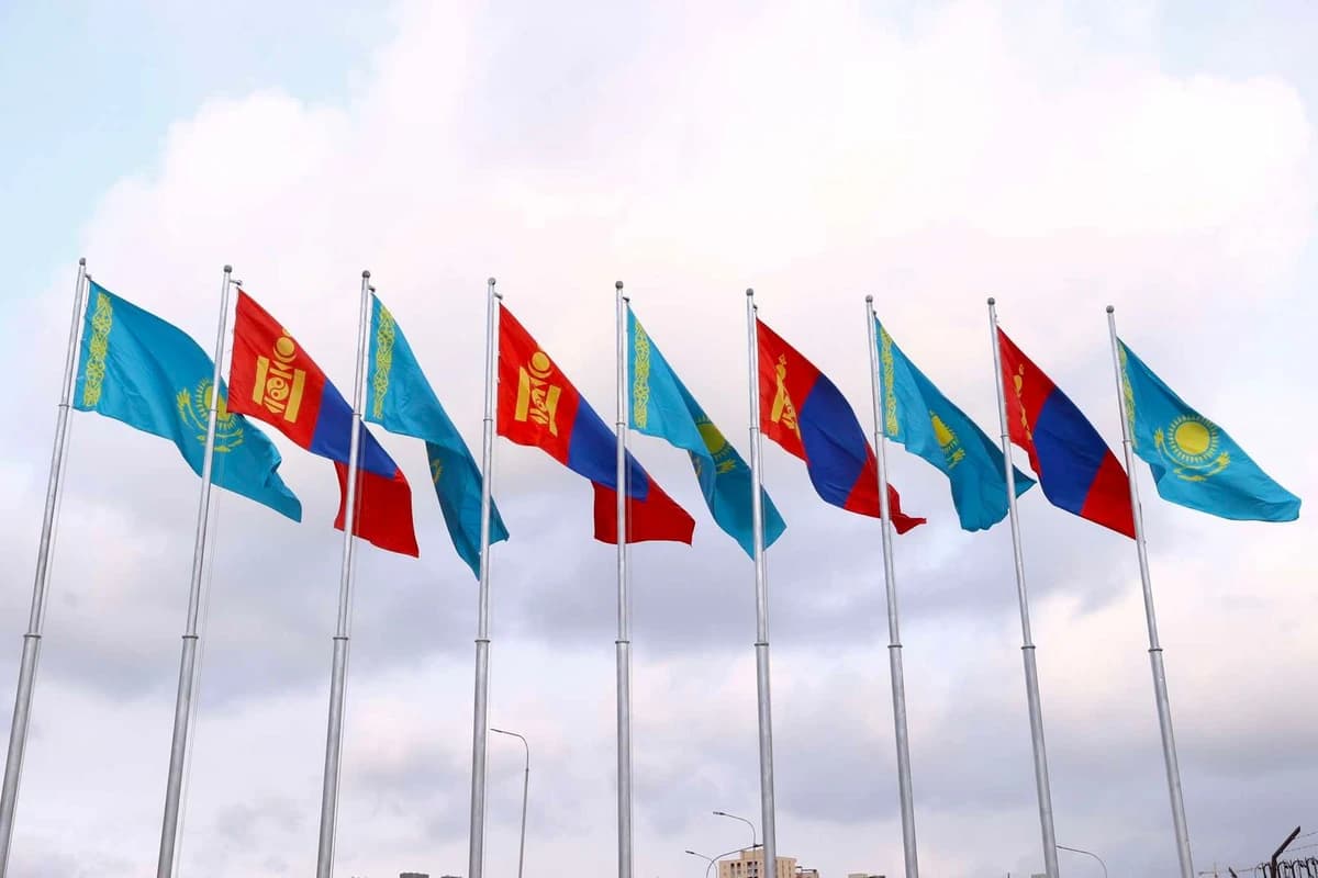 Казакстан урагшаа хөгжиж, Монгол уландаа үлдэв!