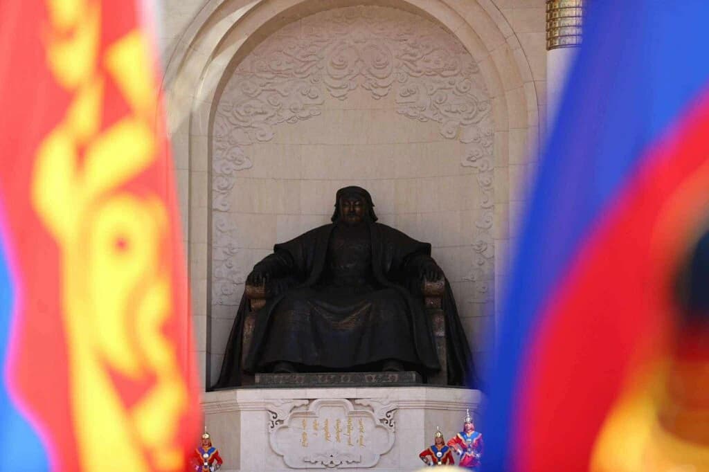 Тэрслүү үг: Дарга амрах ч эдийн засгийн асуудлууд “амардаггүй”