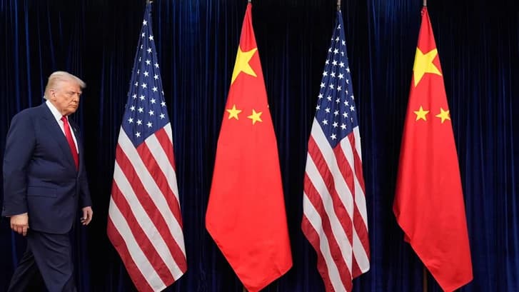 Трампын айлчлал: Агаарын хүчний ачааны 2 онгоц Бээжинд газарджээ