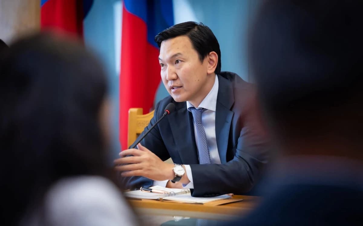 Ерөнхий сайд Н.Учрал “де факто” Х.Нямбаатарыг огцруулсан