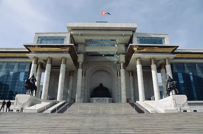 Гадаадын дохиур болсон дотоодын улстөрчид илүү аюултай