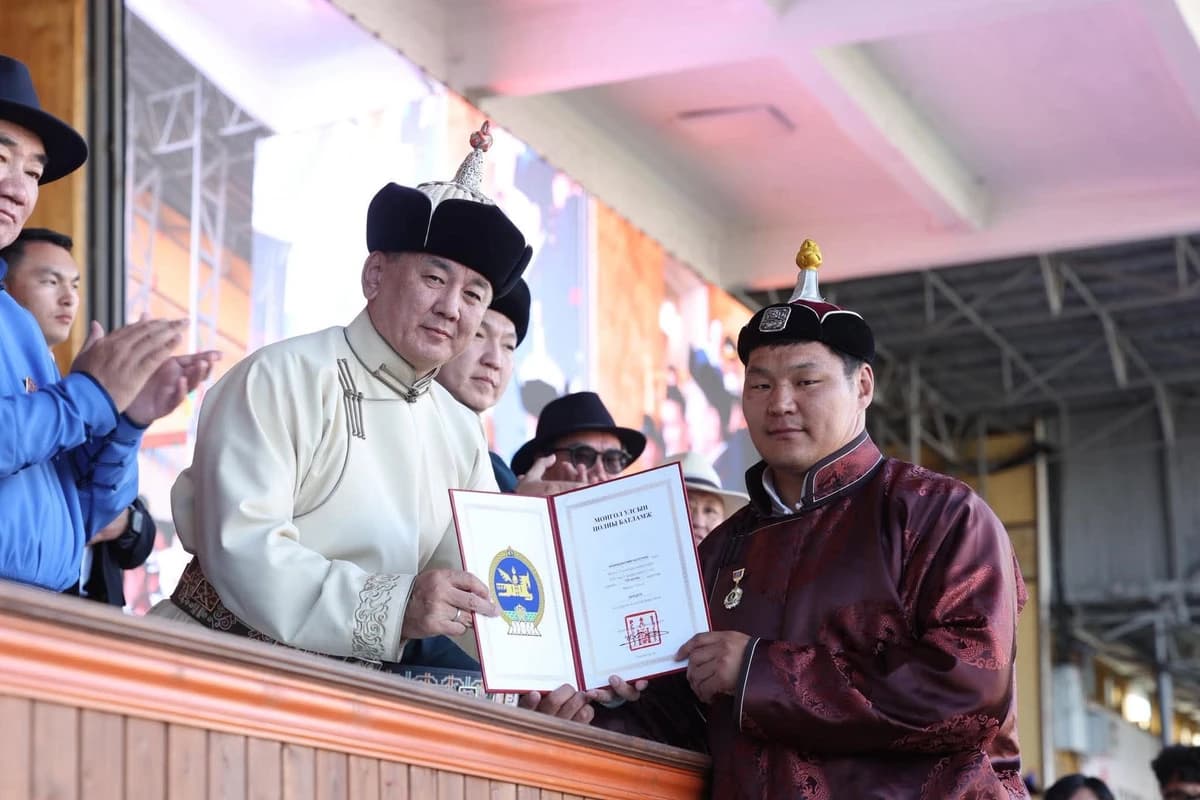 Монгол Улсын харцага цолны болзол хангасан бөхчүүдэд цол олголоо